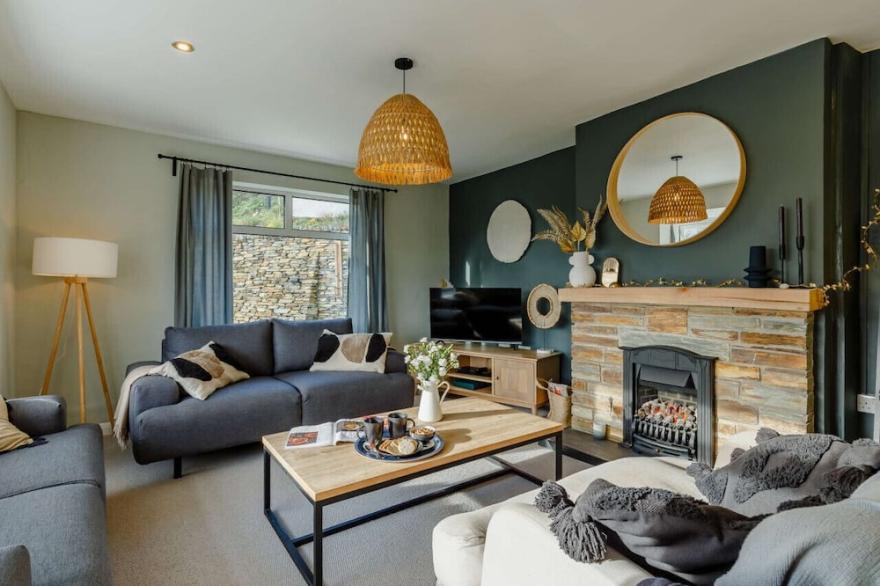 Dene Court - Four Bedroom House, Sleeps 8