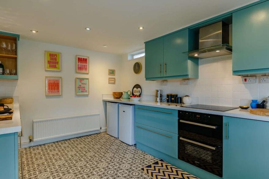 Dene Court - Four Bedroom House, Sleeps 8