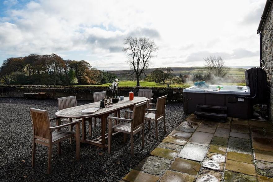 WALLTOWN BYRE - Stylish, dog friendly barn conversion with hot tub sleeping 6