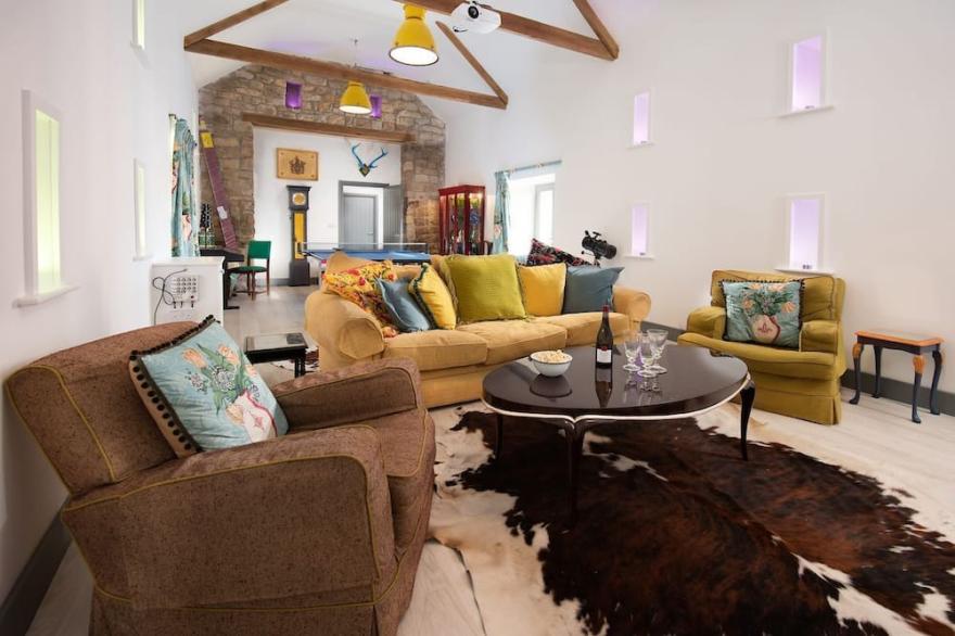 WALLTOWN BYRE - Stylish, dog friendly barn conversion with hot tub sleeping 6