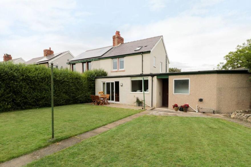 60 KING STREET, pet friendly, country holiday cottage in Seahouses