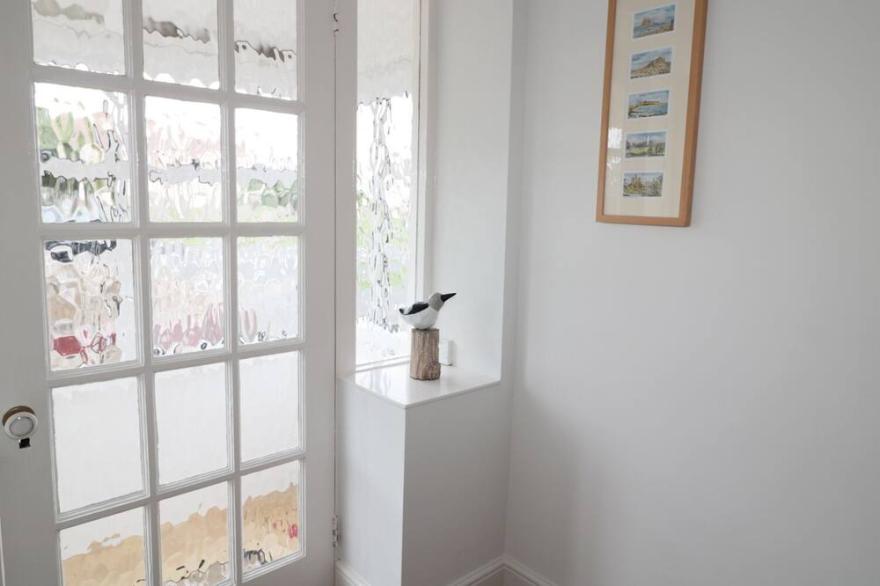 60 KING STREET, pet friendly, country holiday cottage in Seahouses