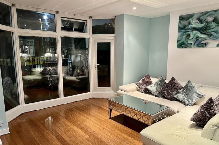 Hampstead Luxury Apartment- Opulent Split Level Property