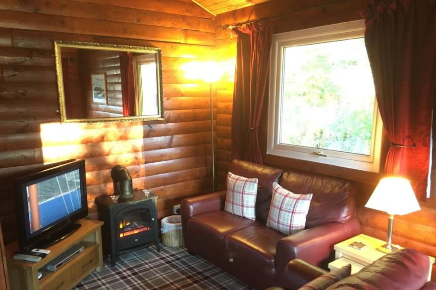Lovely Luxury Log Cabin by Pucks Glen in Scotland’s 1st National Park, by Dunoon