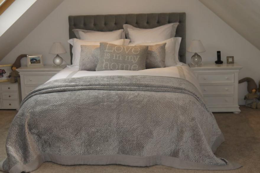 Fossil Bank, a luxury detached retreat in the heart of Alnmouth, with parking