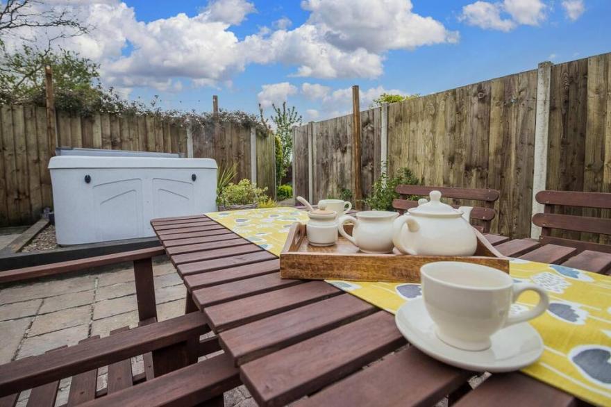 Beautiful country cottage with a private hot tub in Norfolk ref 99002HC