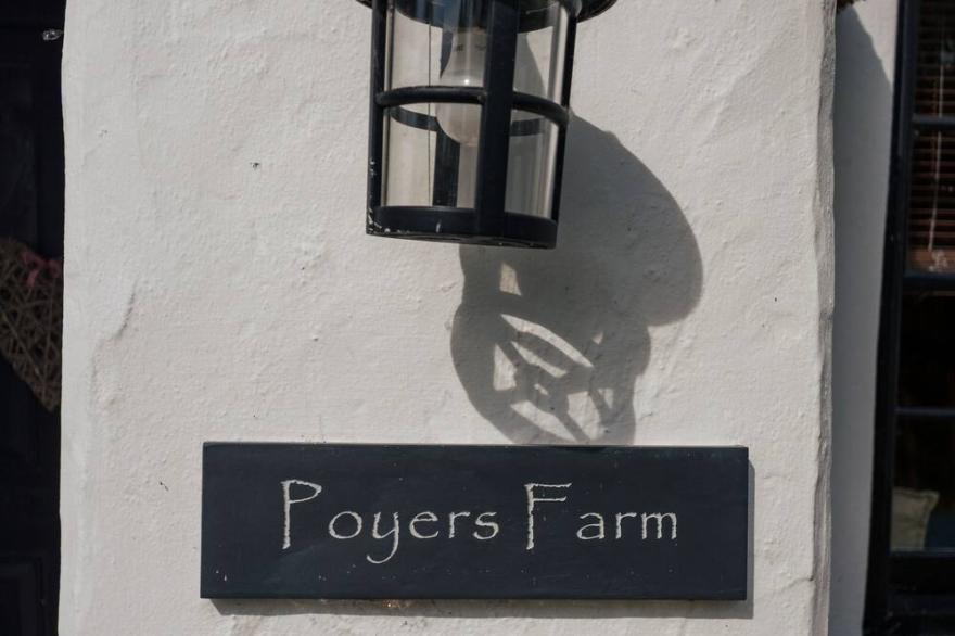 Poyers Thatched Farmhouse with Hot Tub