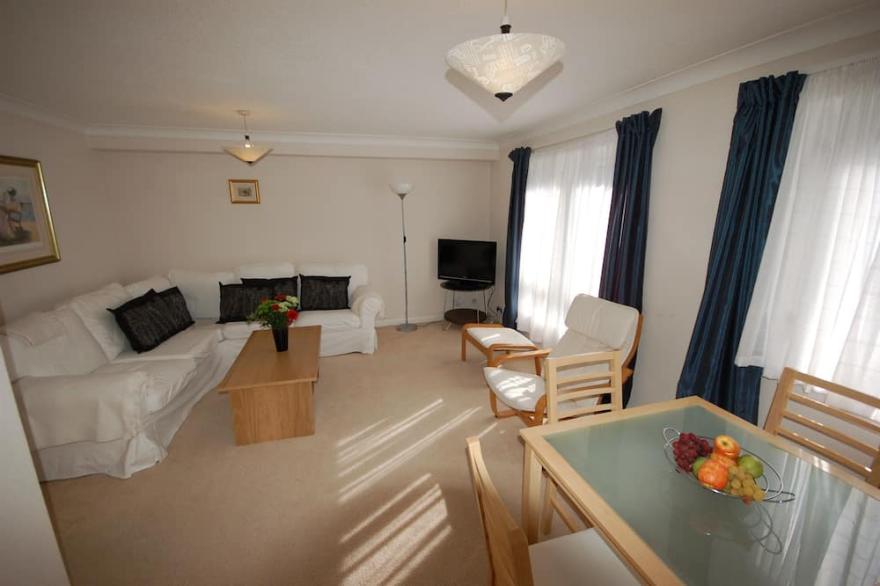 A Delightful 2 Bedroom 2 Bathroom City Apartment in Picturesque Location