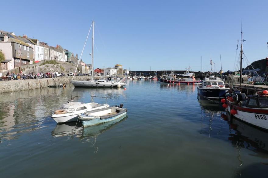 HARBOUR RETREAT, pet friendly, with open fire in Mevagissey