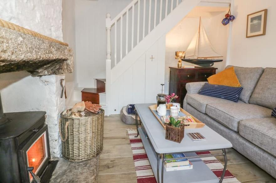HARBOUR RETREAT, pet friendly, with open fire in Mevagissey