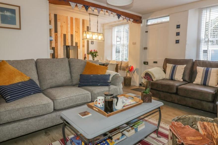 HARBOUR RETREAT, pet friendly, with open fire in Mevagissey