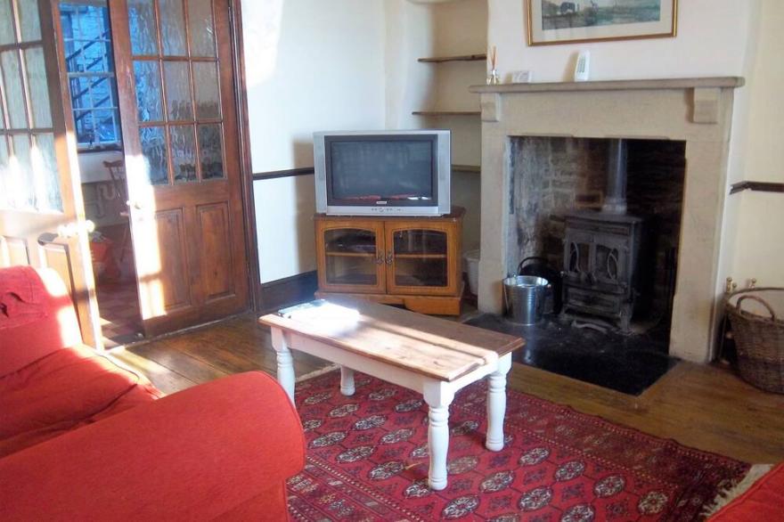 Peak District Village - Sleeps 4 - Pets Welcome - Woodburner