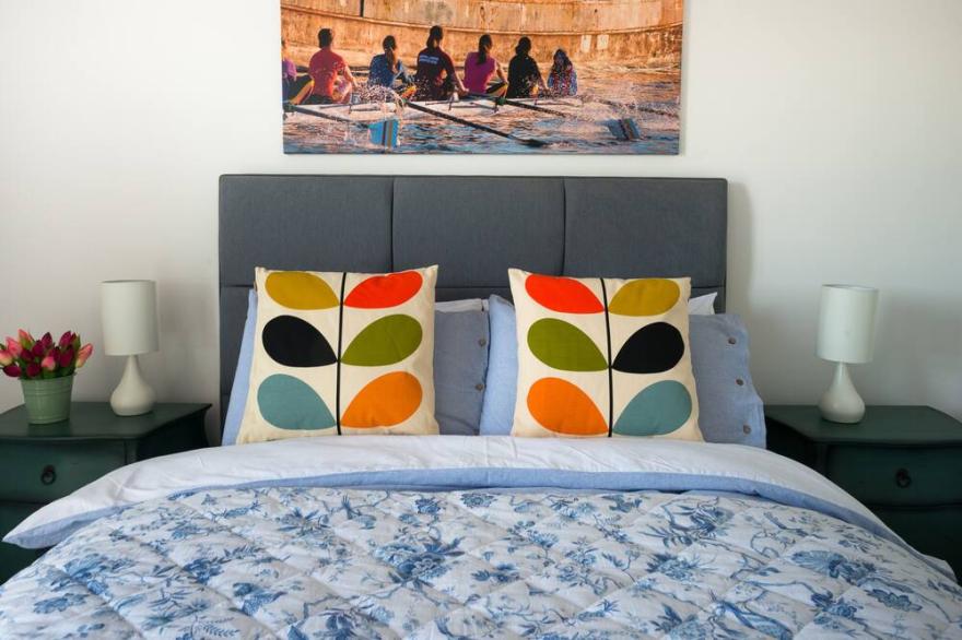 Stylish spacious 2-bedroom apartment furnished to a high standard.