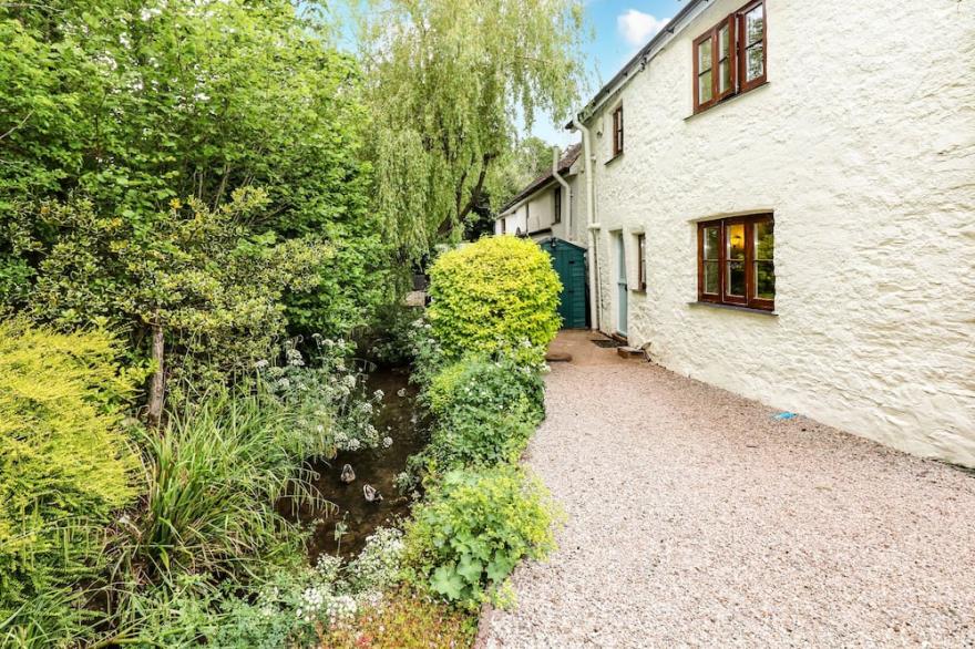MEADOW BROOK COTTAGE, pet friendly, with open fire in Stoke Gabriel