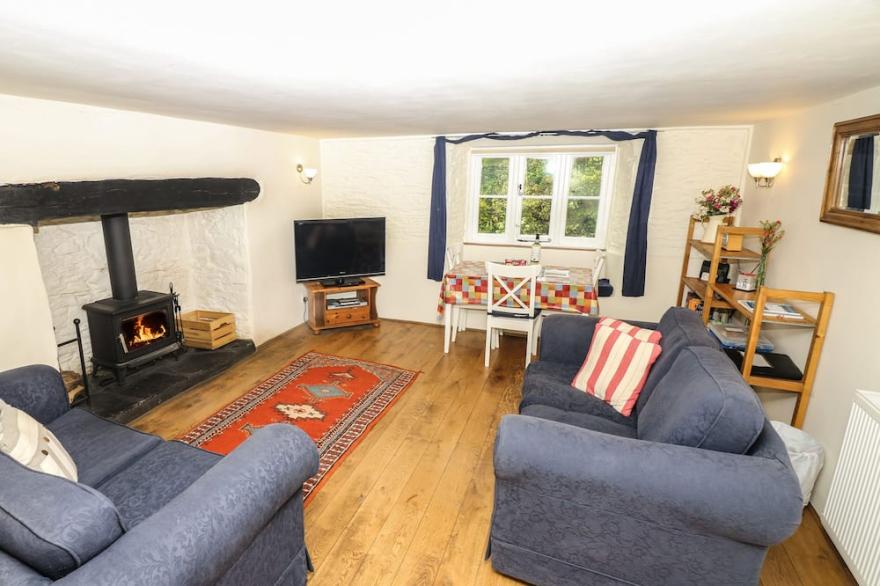 MEADOW BROOK COTTAGE, pet friendly, with open fire in Stoke Gabriel