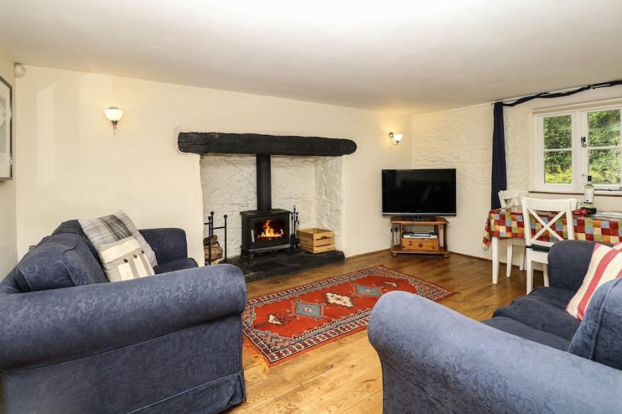MEADOW BROOK COTTAGE, pet friendly, with open fire in Stoke Gabriel