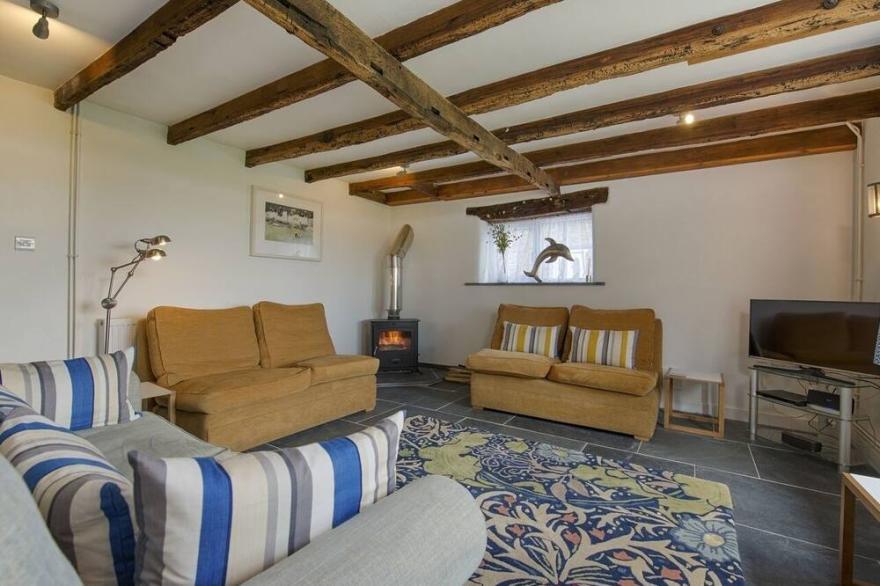 SALTY COTTAGE, pet friendly, with open fire in Morwenstow