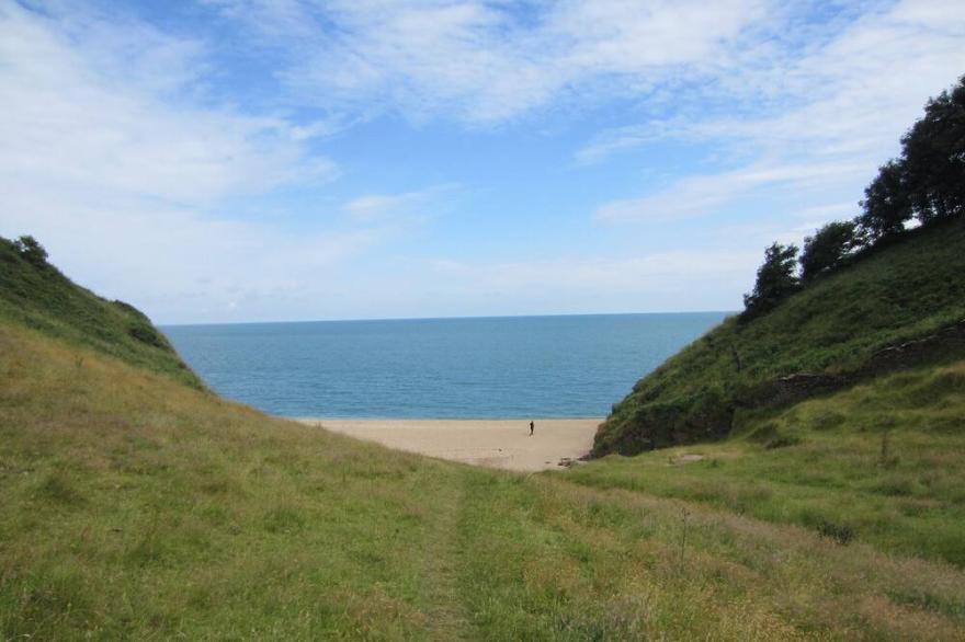 LANDCOMBE COTTAGE, pet friendly, luxury holiday cottage in Strete