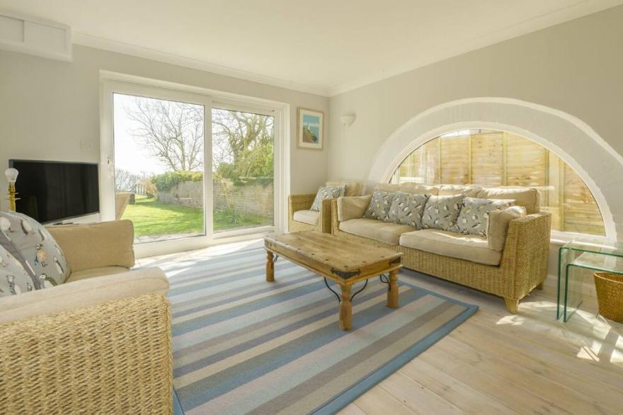 LANDCOMBE COTTAGE, pet friendly, luxury holiday cottage in Strete