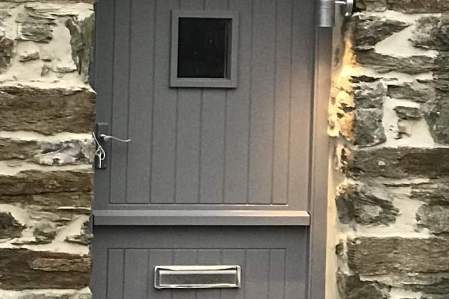 Stylish Cottage, central location with harbour view and double parking