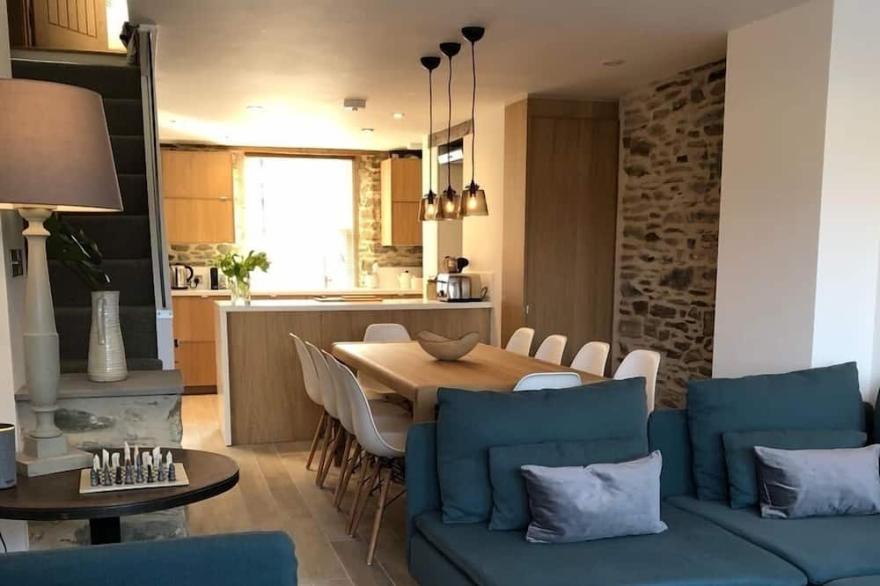 Stylish Cottage, central location with harbour view and double parking