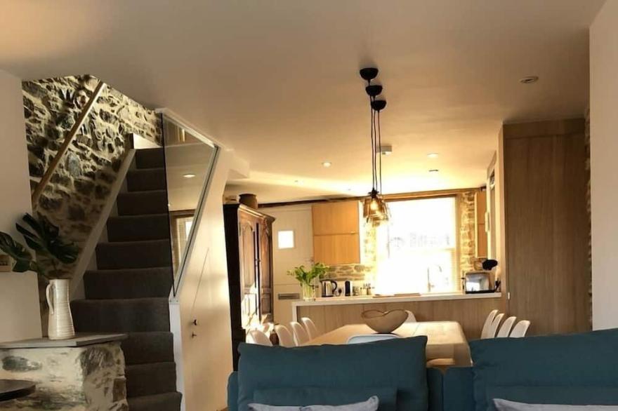 Stylish Cottage, central location with harbour view and double parking