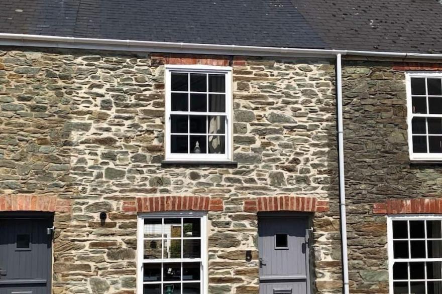 Stylish Cottage, central location with harbour view and double parking