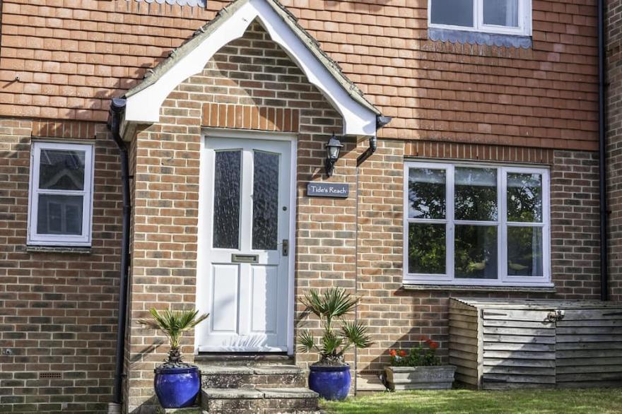 Tides Reach, Popular 5 Bedroom Holiday Home Bembridge Village.