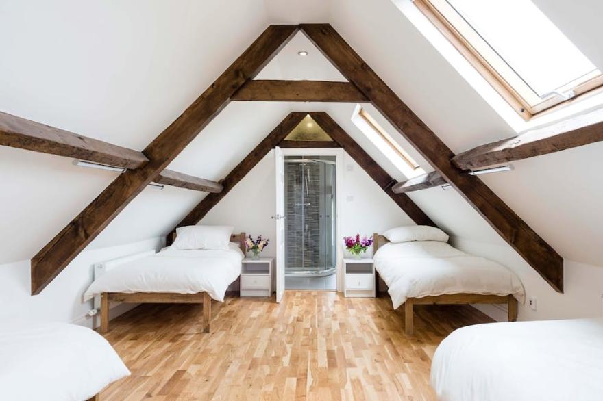 Reighton House sleeps upto 15 guests, dog friendly, games room, enclosed gardens