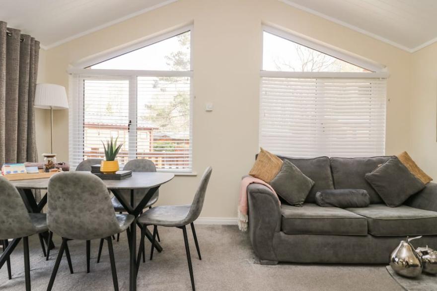 LAKE ESCAPE, pet friendly, with a garden in Troutbeck Bridge