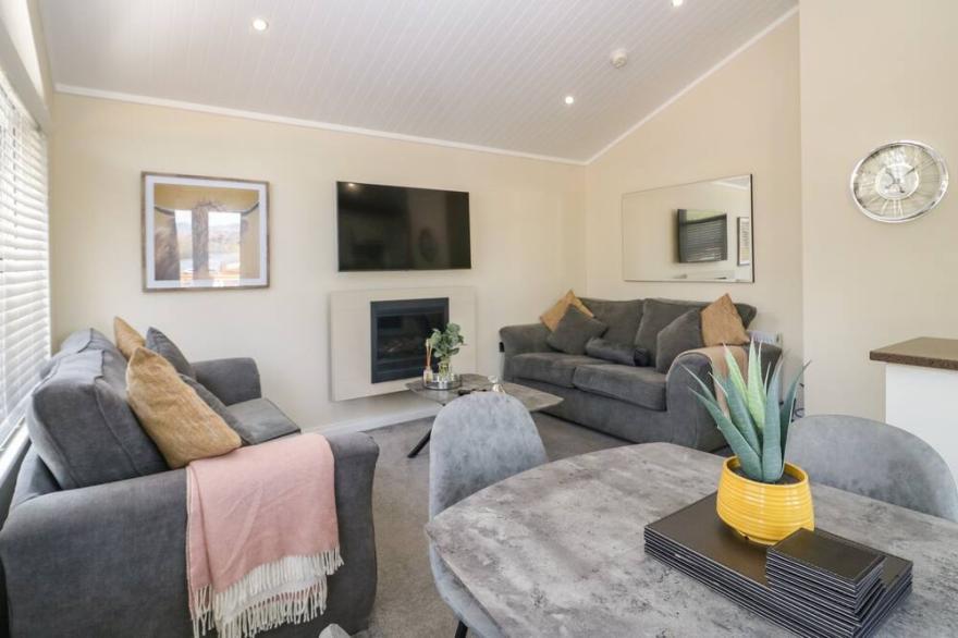 LAKE ESCAPE, pet friendly, with a garden in Troutbeck Bridge