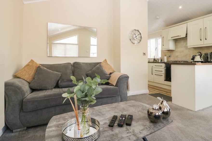 LAKE ESCAPE, pet friendly, with a garden in Troutbeck Bridge