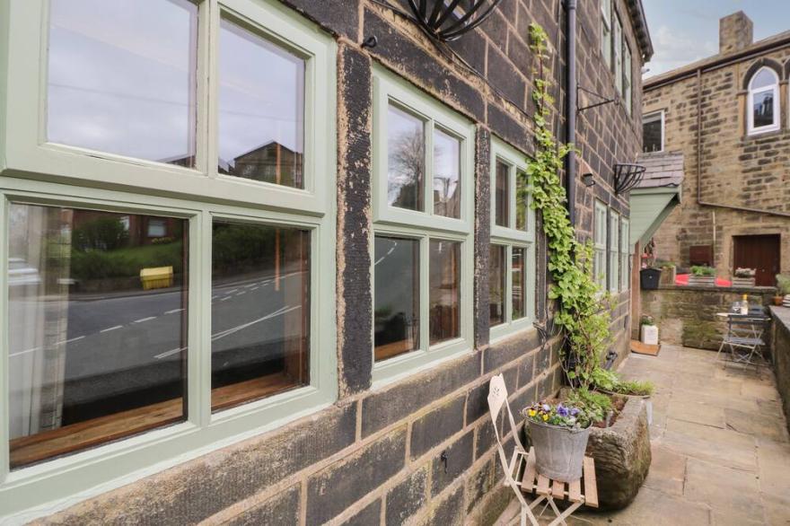 GREENFIELD COTTAGE, pet friendly, with open fire in Oakworth