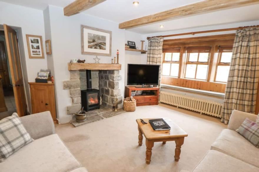 GREENFIELD COTTAGE, pet friendly, with open fire in Oakworth