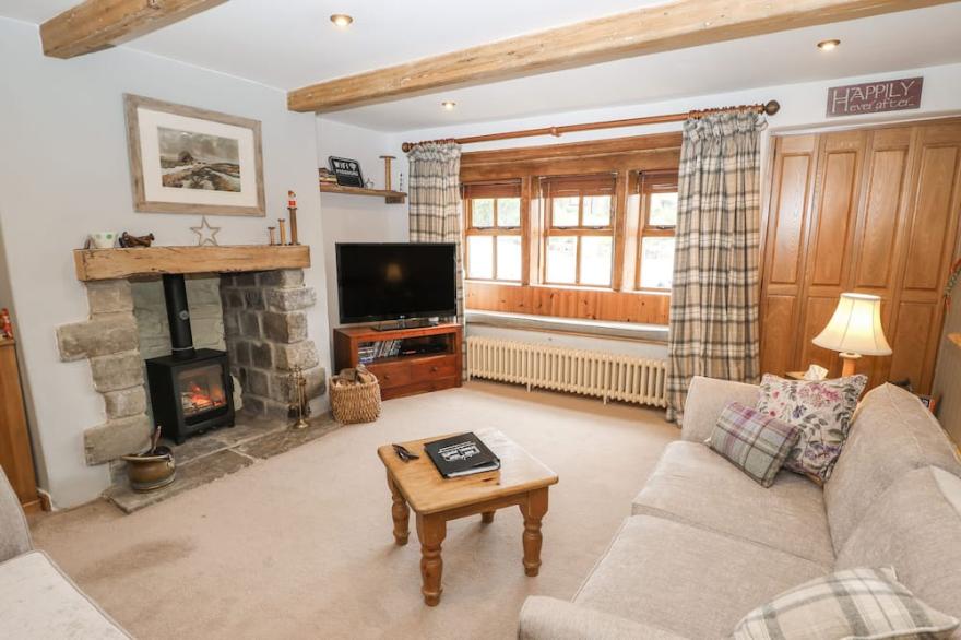 GREENFIELD COTTAGE, pet friendly, with open fire in Oakworth
