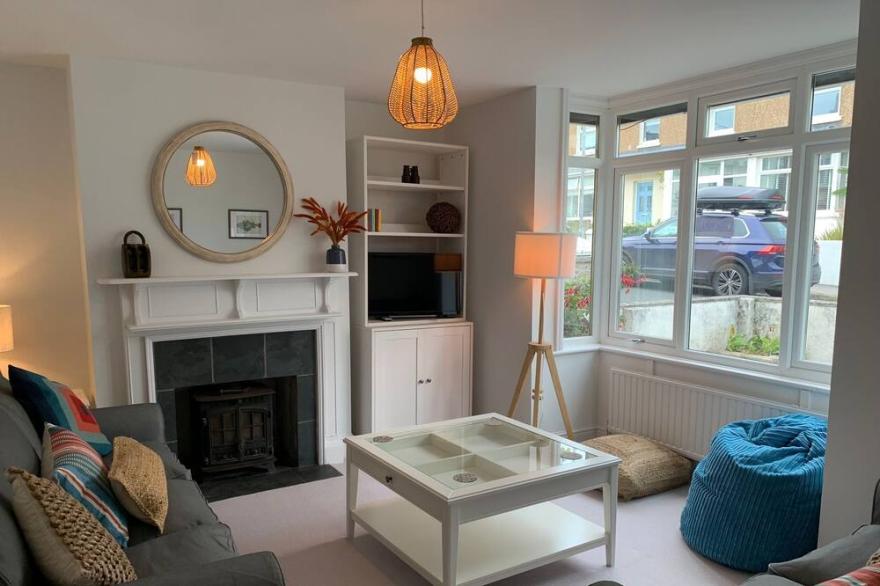 Barnacles -Family friendly 4 bed home, walk to beach/town