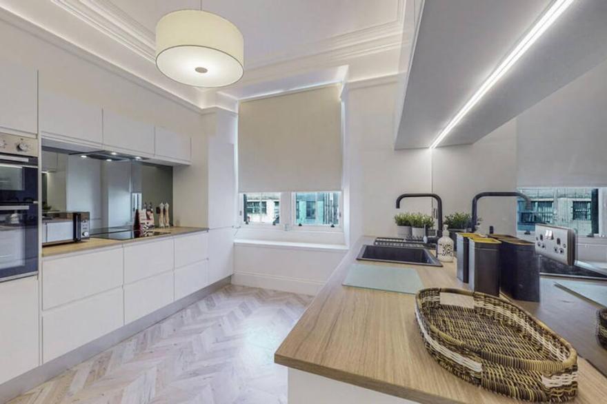 Large stylish apartment, amazing location in Glasgow.