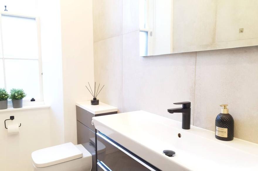 Large stylish apartment, amazing location in Glasgow.
