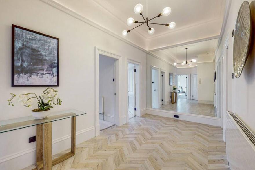 Large stylish apartment, amazing location in Glasgow.