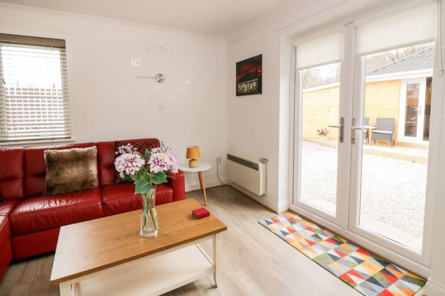 THE OLD TOLL COTTAGE, pet friendly, with a garden in Muirkirk