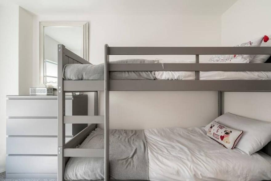 Ultra modern 3 story Town house in the centre of Whitstable town , with parking.