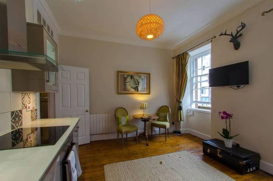 Chic apt in the Royal Mile Tower