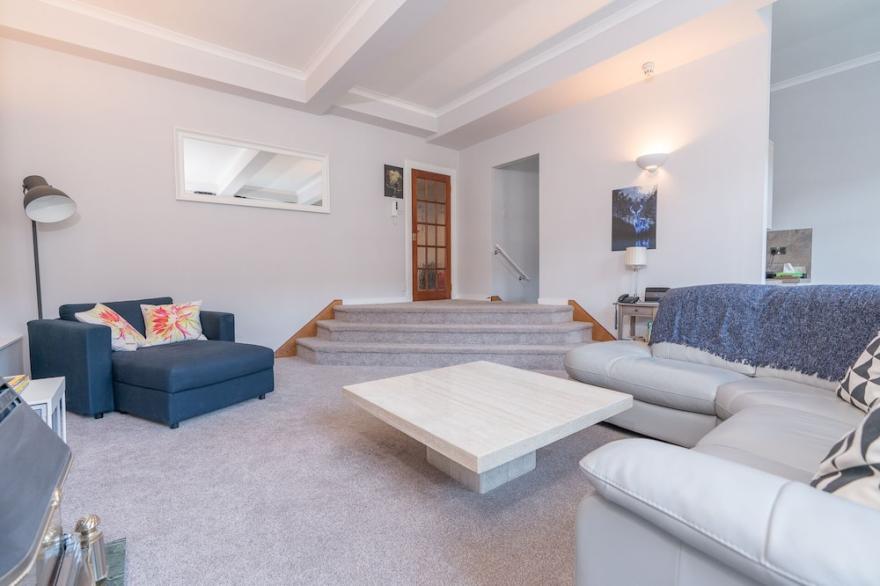 Stylish Duplex Apartment In the Heart of Edinburgh