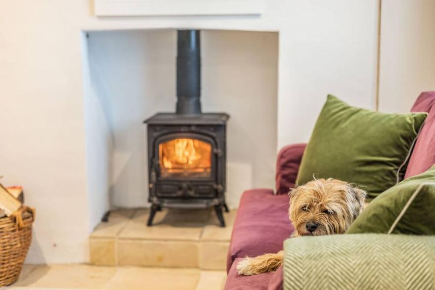 BEACH RETREAT, pet friendly, with open fire in Instow
