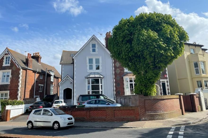 Between the beach and the shops-2 bed 2 bathroom apartment with private parking