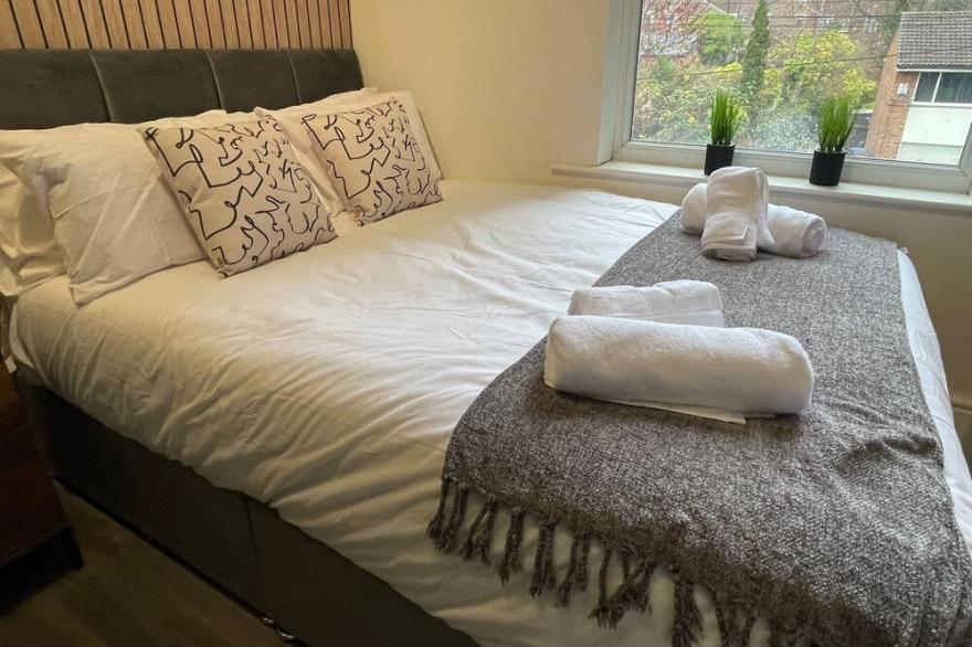 New & Vibrant Studio - Central Location - Sleeps 2