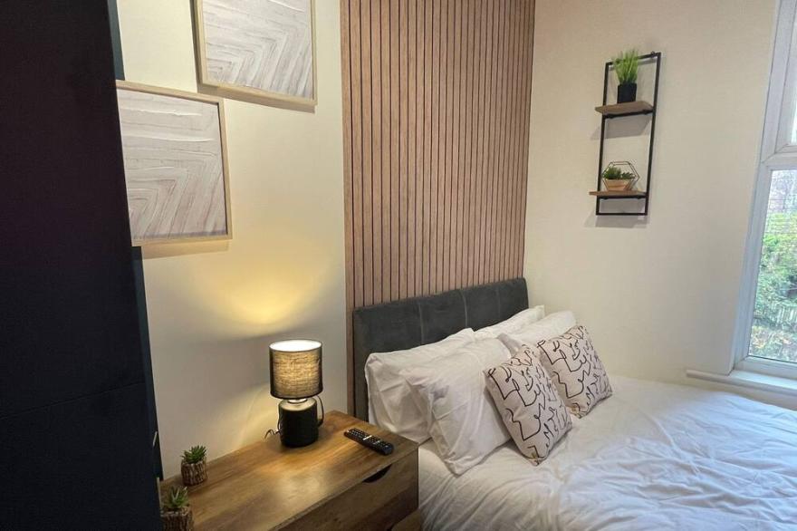 New & Vibrant Studio - Central Location - Sleeps 2