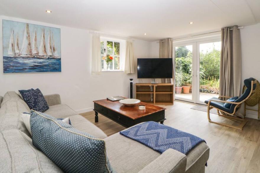 THE HOLT, pet friendly, with hot tub in Sidford