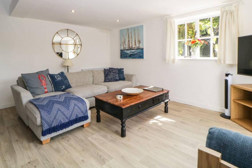 THE HOLT, pet friendly, with hot tub in Sidford