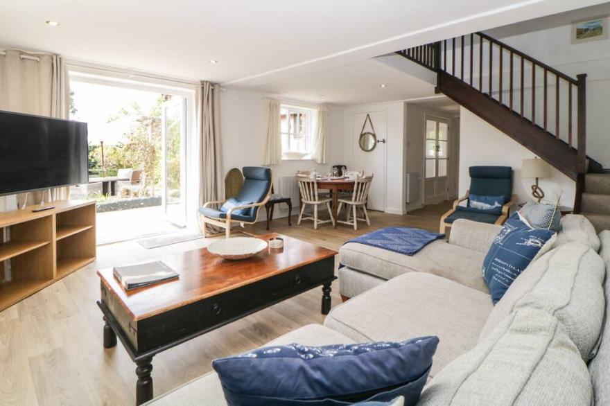 THE HOLT, pet friendly, with hot tub in Sidford